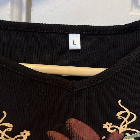Longs-sleeve Graphic 90’s Top with flower detail - Picture 4 of 5